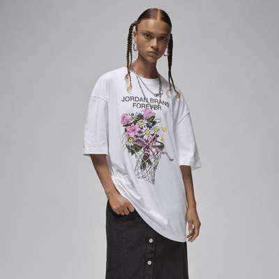 Jordan Women s Oversized Graphic T Shirt. Nike CA